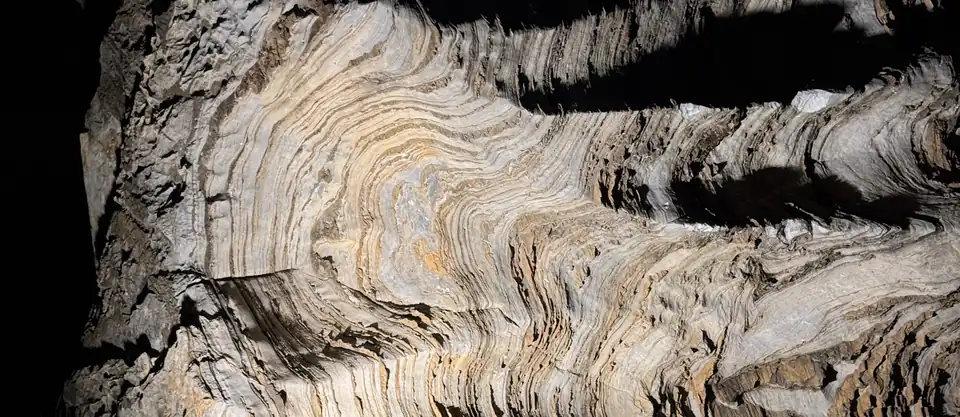 Camadas de uma rocha sedimentar iluminadas à noite